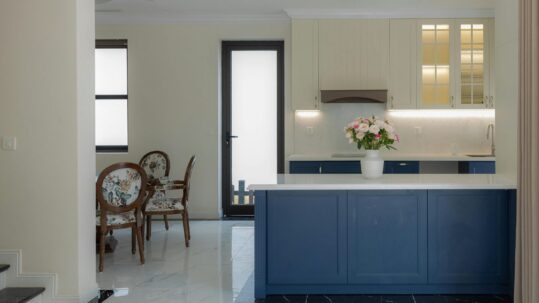 How to Choose Cupboard Colours for Small Rooms