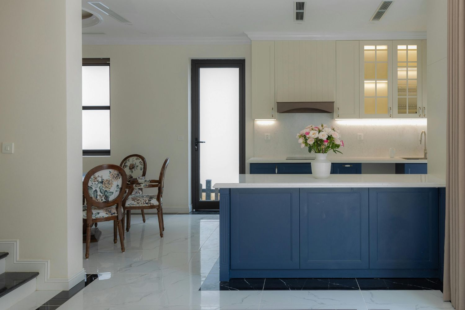 How to Choose Cupboard Colours for Small Rooms